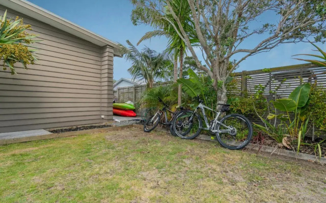 Sanctuary By The Water - Matarangi Holiday Home
