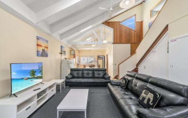 Black Dolphin Waterfront Townhouse - Bay Views