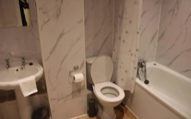 Impeccable Spacious 1-bed Apart in London Dagenham