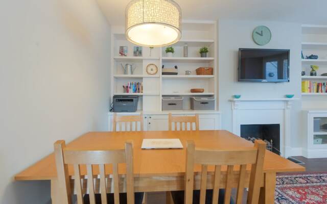 Attractive Apartment With Private Patio in Fashionable Fulham by Underthedoormat