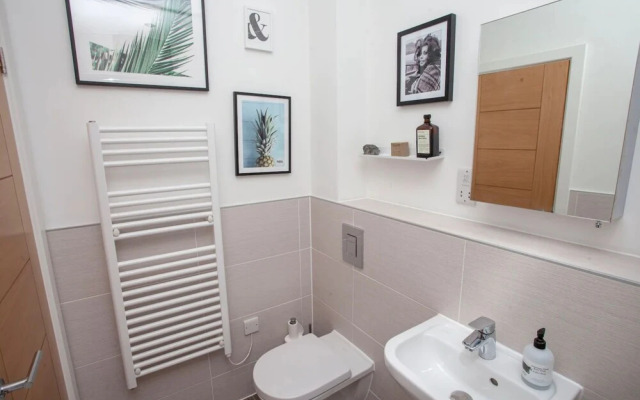 Central Designer 2 Bedroom Apartment in Portland Square