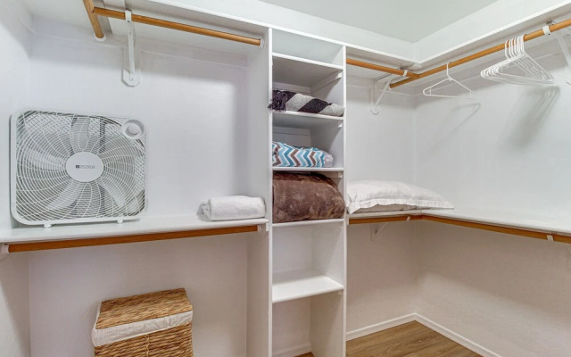 Pet-friendly Cabin w/ Fire Pit in Pinetop!