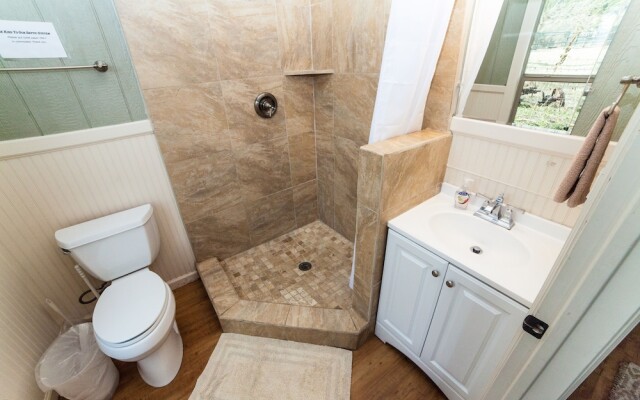 River Rd. Treehouses- Robins Roost