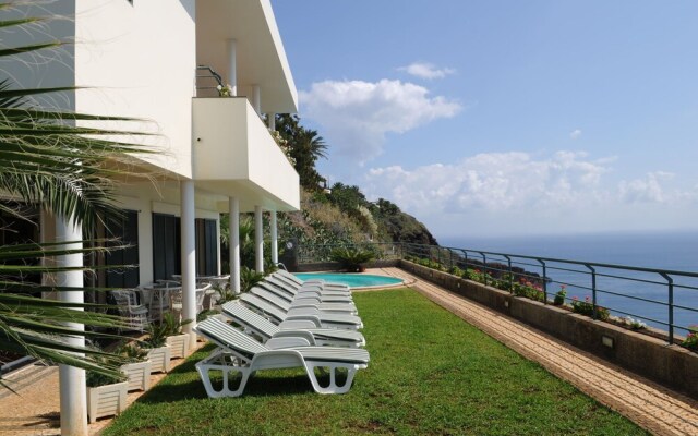 An Uninterrupted 180º Overlooking the Atlantic Ocean
