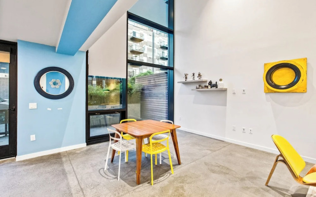 Posh Lofty Pad in Central Redmond