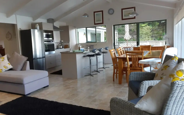 Water's Edge Holiday Homes – Guest Rooms – Opua