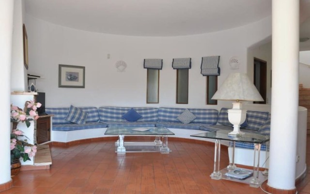 Nestled in Vilamoura, Private Pool, Free Off-street Parking, AC & Wifi