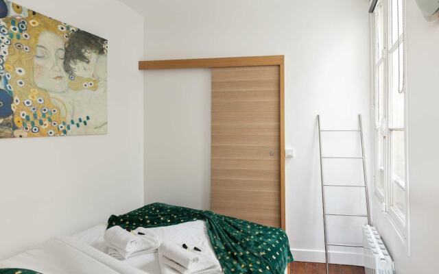 Quaint Apartment With Rooftop Views of Montmarte