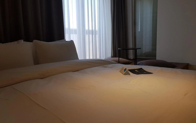 Rivertain Hotel