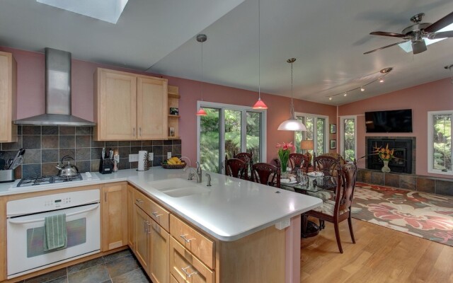 Liko Lehua 2 Bedroom Home by Redawning