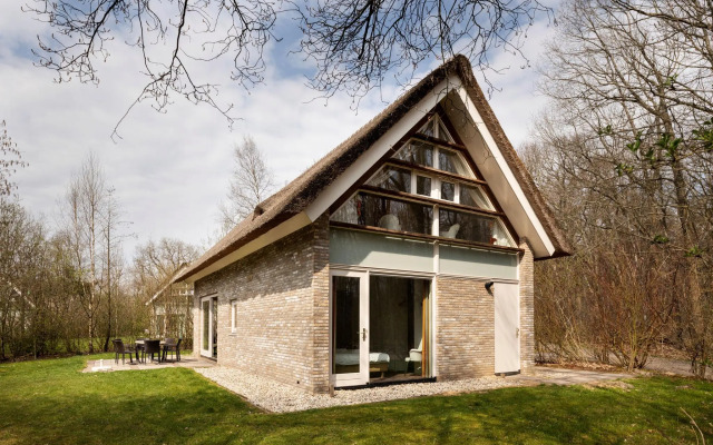 Thatched villa with two bathrooms, at 8 km. from Hoogeveen