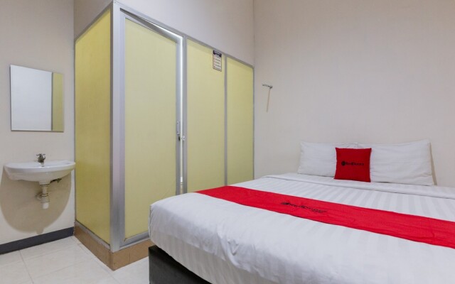 RedDoorz near Taman Flora Bratang Surabaya