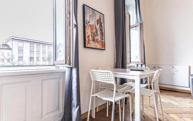 Gorgeous 1BR Apt near AKH Hospital