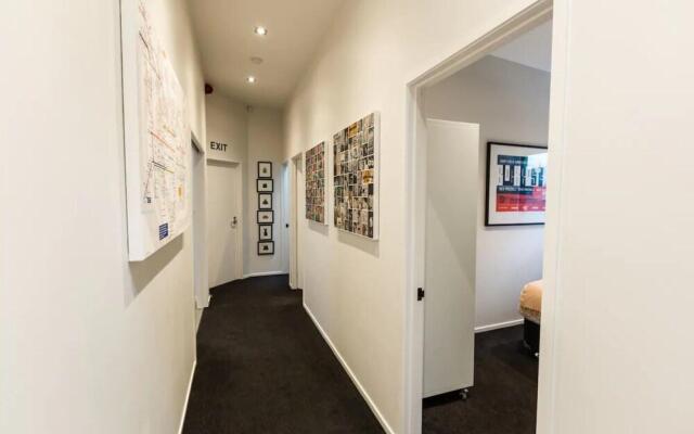 Designer 4 Bedroom Converted Loft Minutes to Skycity