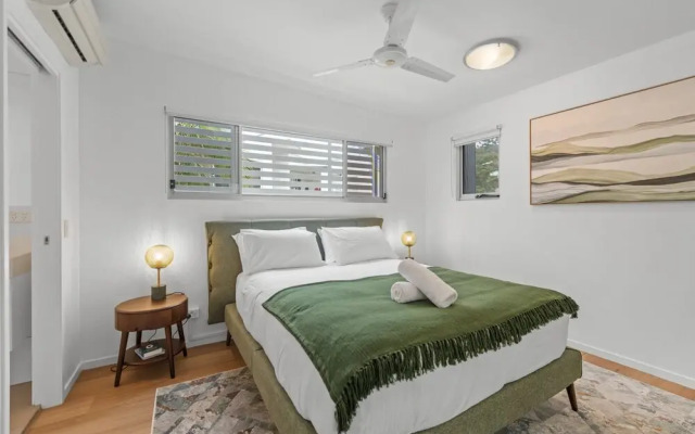 2-bed Getaway With Shared Pool & BBQ Access