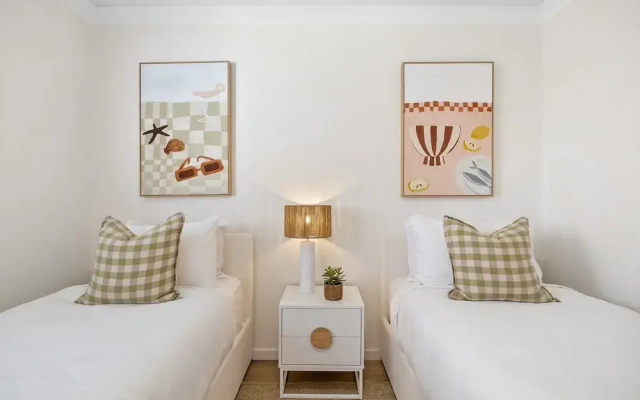 Bright 2-bed Apartment With Stunning Ocean Views