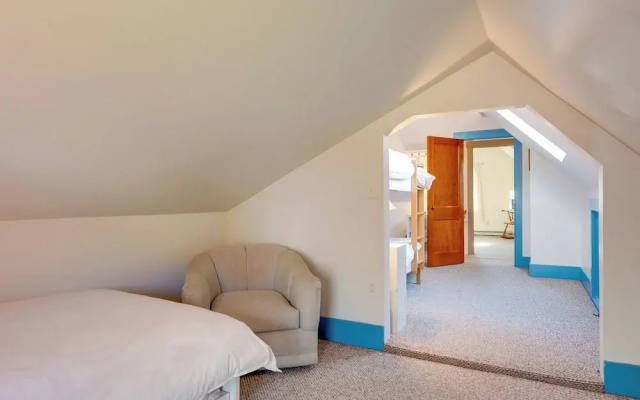 Charming Farmhouse: Walk to Village + Trails!