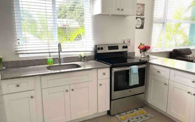 Modern 1BR Condo in Kingston