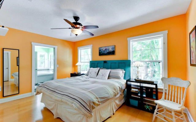 Captain's Quarters Spinnakers - 202 - 56th 1