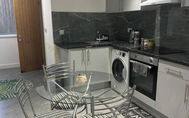 Cosy Central Home - Sleeps 5, Free Parking & Patio