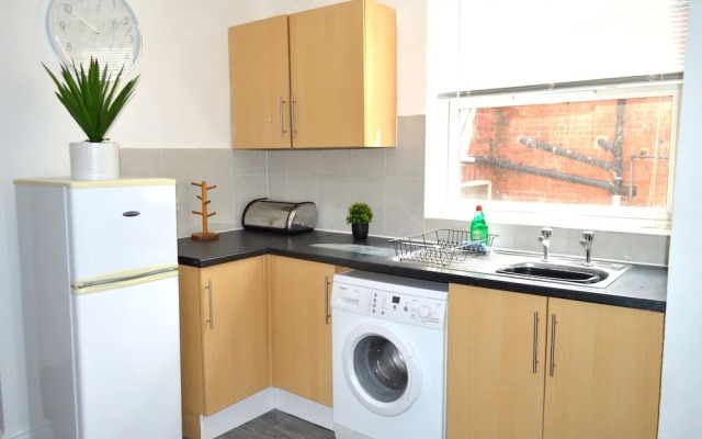Beautiful Two-bed Apartment With Driveway Parking