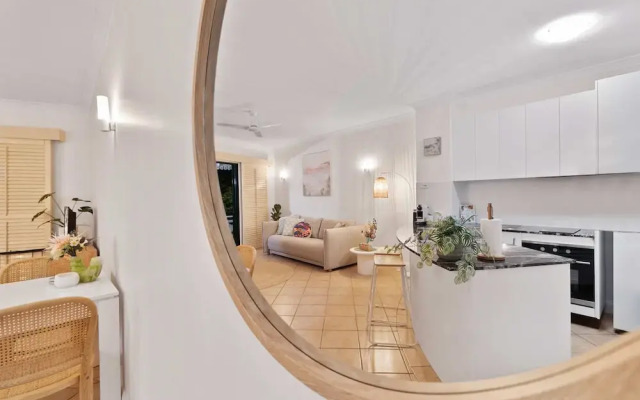 Cozy Waterfront - Free Parking Pool