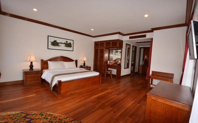 The Suite By Royal Crown Hotel