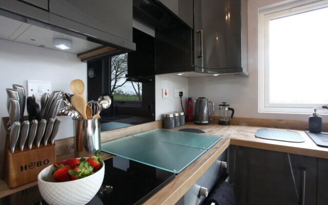 Deerfin Rentals. Private Chalet with Hot Tub