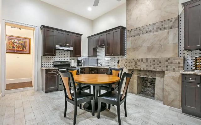 Elegant 4BR Condo in Downtown