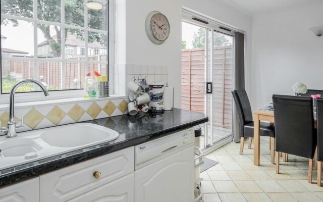 Impeccable 4-bed Apartment in Hornchurch