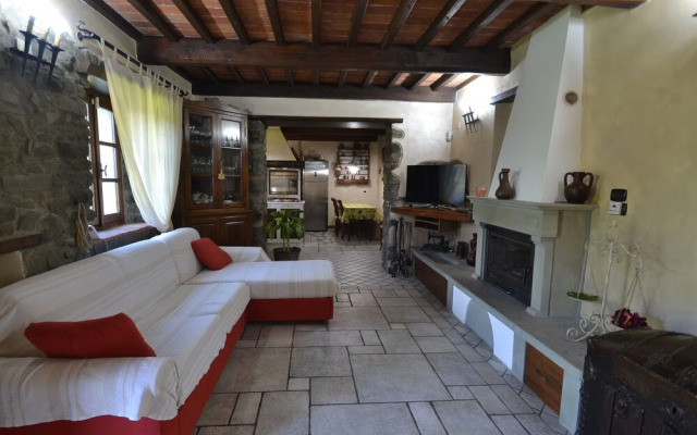Lovely Farmhouse in Castiglione di Garfagnana with Hot Tub