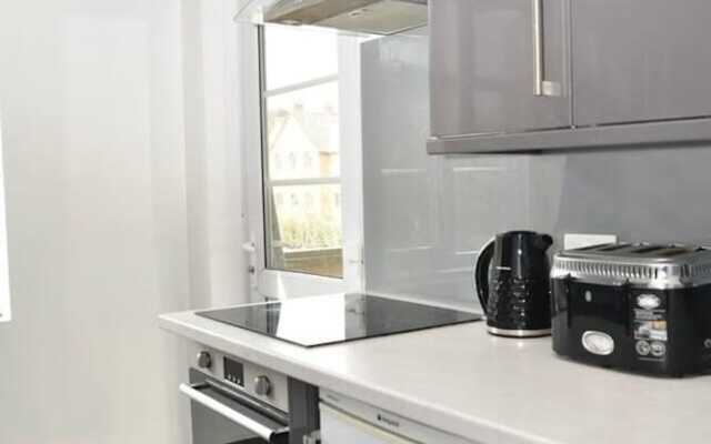 Bright and Spacious 2-bed Apartment in Sutton