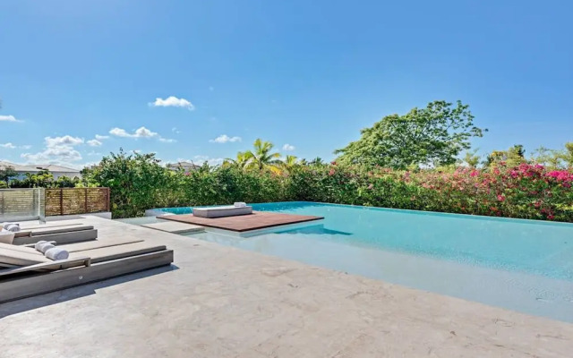 Modern Oasis Stunning Views of Golf Course River