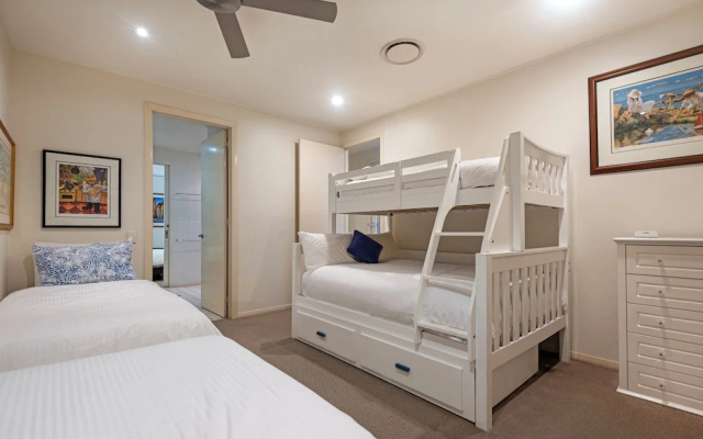 Pavillion 17 - Waterfront Spacious 4 Bedroom With Own Inground Pool And Golf Buggy – Guest Rooms – Hamilton Island