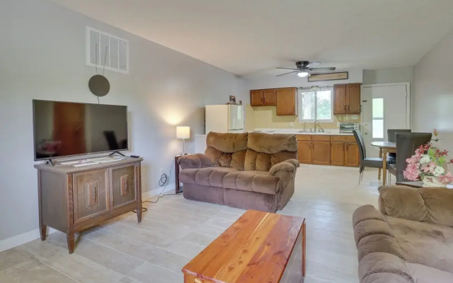 Cozy Youngstown Apartment w/ Central A/C + Heating