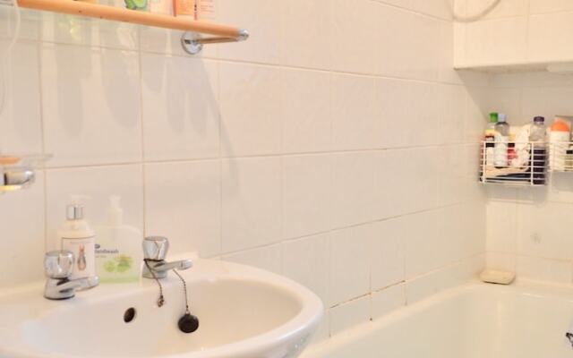 Two Bedroom Flat In Meadowbank