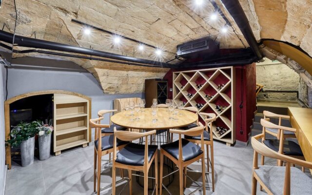 Wine & Pillow Hotel by Frapolli