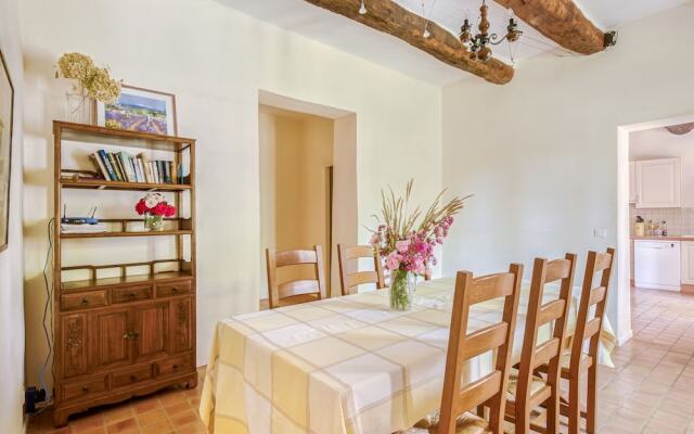 Quaint Holiday Home in Rustrel With Swimming Pool