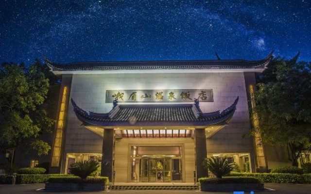 Emeishan Hotel (Baoguo Temple Visitor Center)