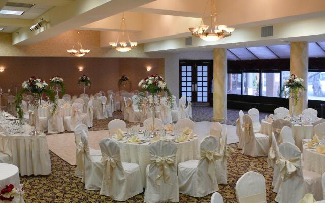 Crowne Plaza Edison by IHG