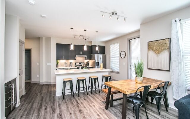 Rooftop Pool, Views, Close to Shops & Dining 1131