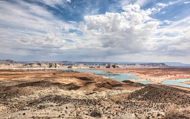 Lake Powell Views: Mid-century Home in Page