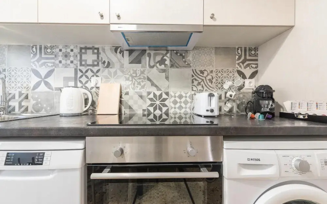 Bright 2 Bdrm apt in the Heart of Athens