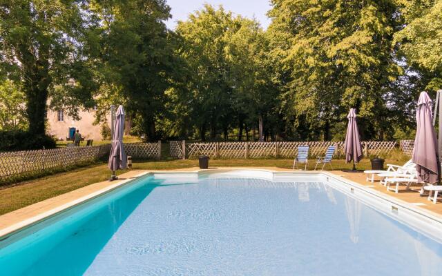 Heritage Castle in Chaleix with shared pool