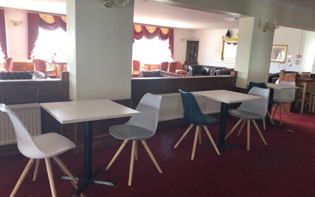 Waters Edge Hotel