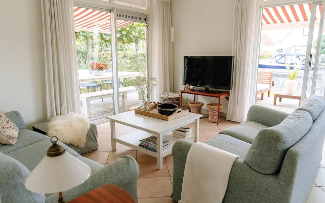 Nice Holiday Home on the Water in Grou