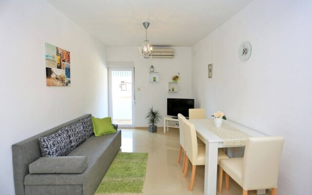 Spacious Apartment By The Beach