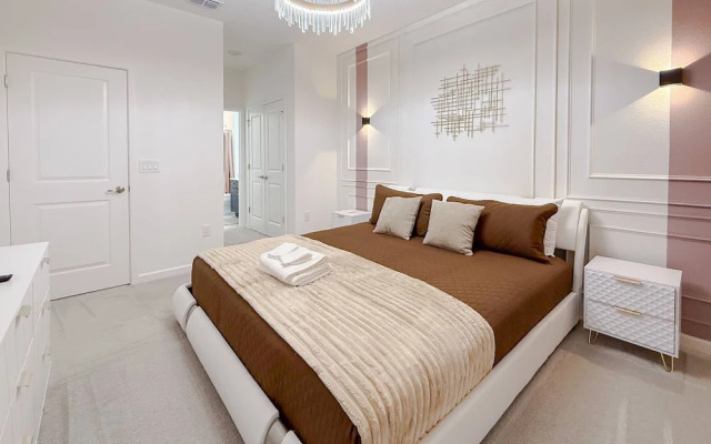 Sophisticated 9 Bedroom Close to Disney
