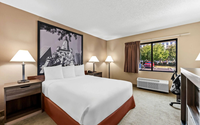Super 8 by Wyndham Elgin