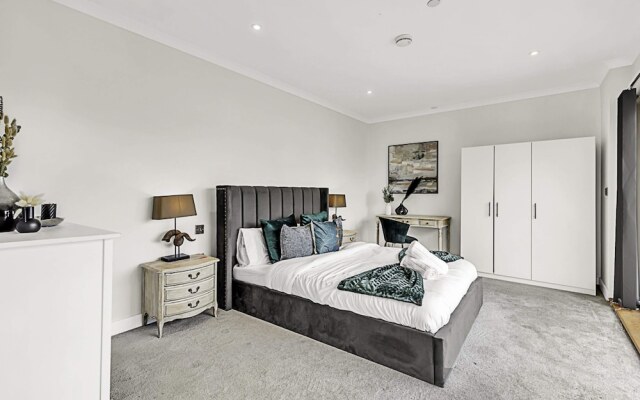 Beautiful Abode In Brentford